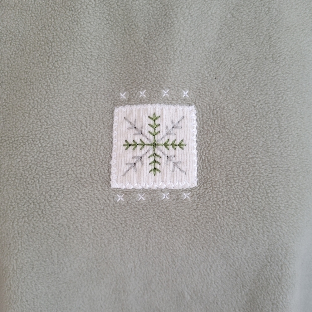 Itsu green snowflake embroidered patch mock neck fleece type pullover sweater L - Picture 2 of 6